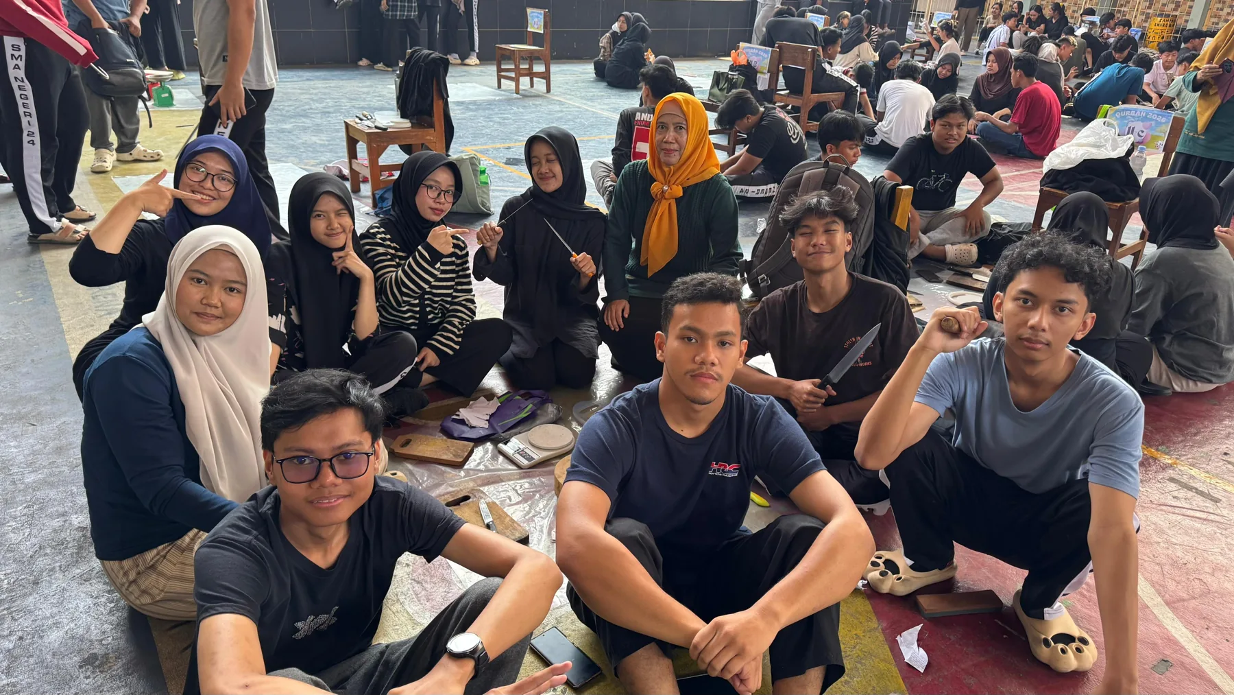 Sekelompok teman berkumpul saat kegiatan qurban sekolah.